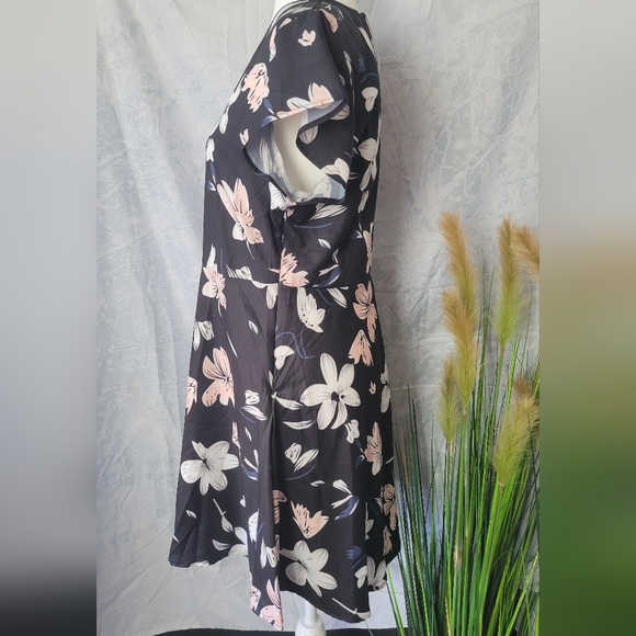 Lady's about the knee dress...id#016 - Picture 5 of 10